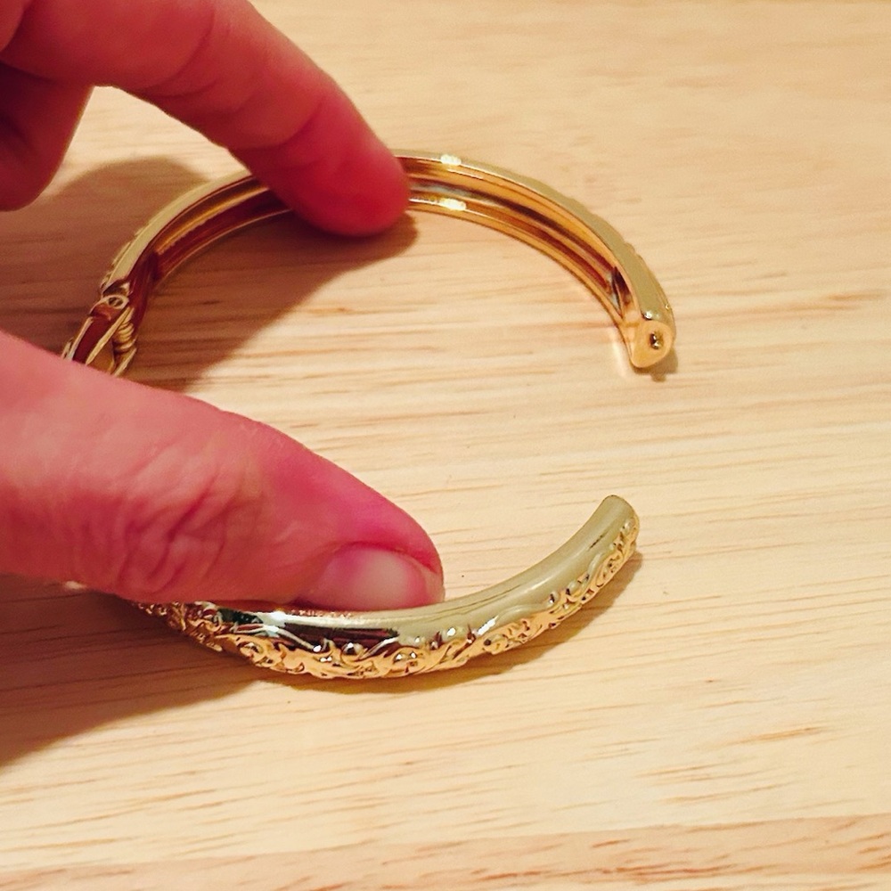 NWOT Elegant Gold Bracelet - Picture 3 of 4